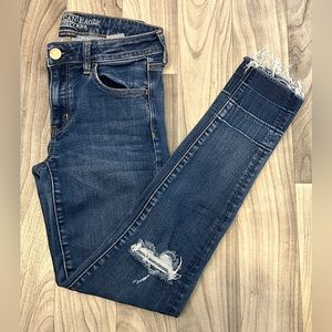 American Eagle Distressed Jegging; Size 6 Regular